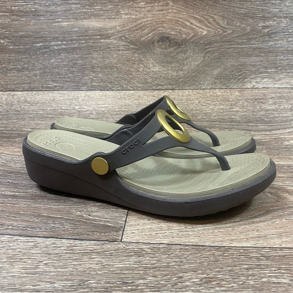 Crocs Sarah Brown Gold Metal block Women’s Wedge Sandals Flip Flops Size 6 Shoes - Picture 2 of 11